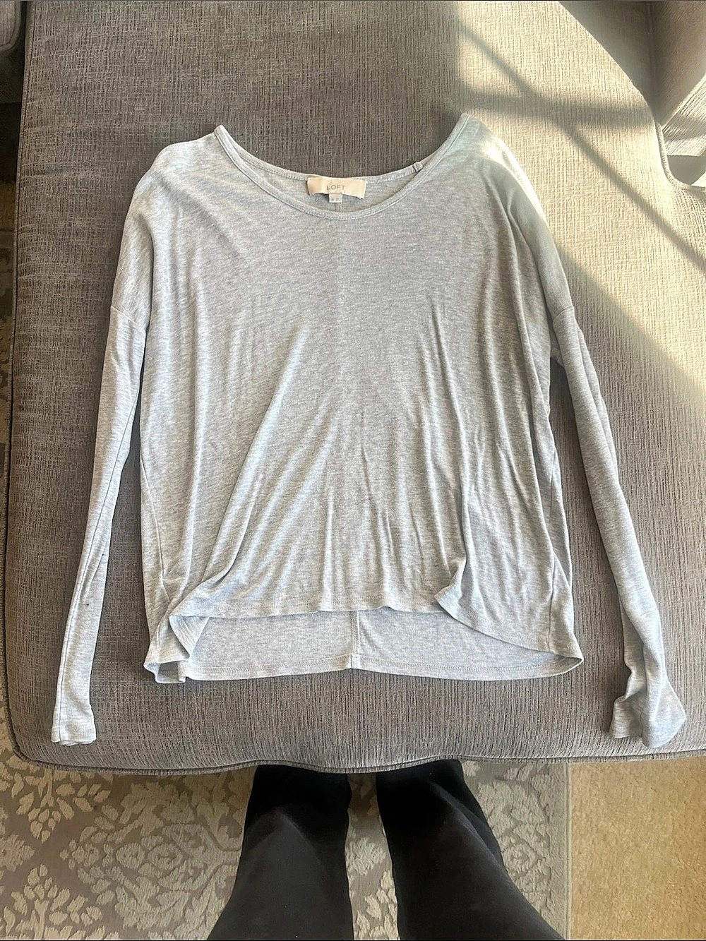 LOFT Long Sleeve Top in Gray Size Medium Like New